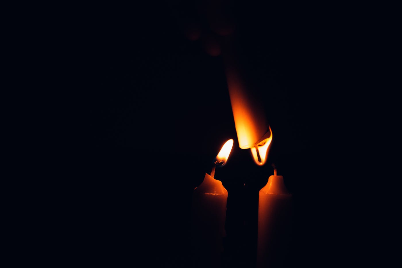Bougies allumées dans le noir